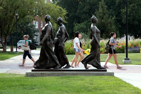 Tres Mujeres Caminando (Three Women Walking) (Family Outdoor Sculpture Tour)