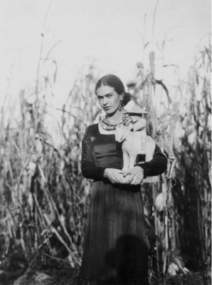 Frida with sculpture by Mardonio Magaña