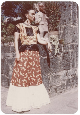 Frida Kahlo standing next to idol